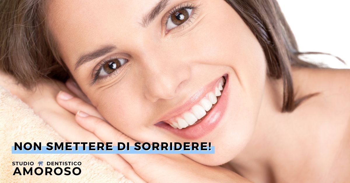 concetto di donna sorridente per invogliare i malati di parodontite ai controlli