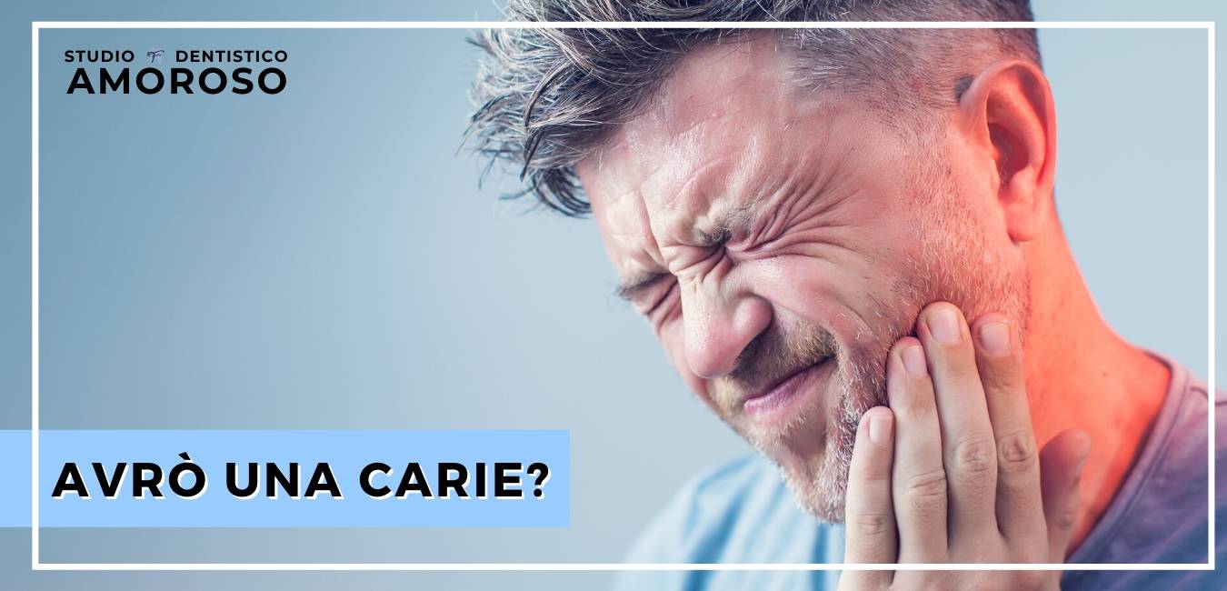 paziente con dolore causato da una carie dentale