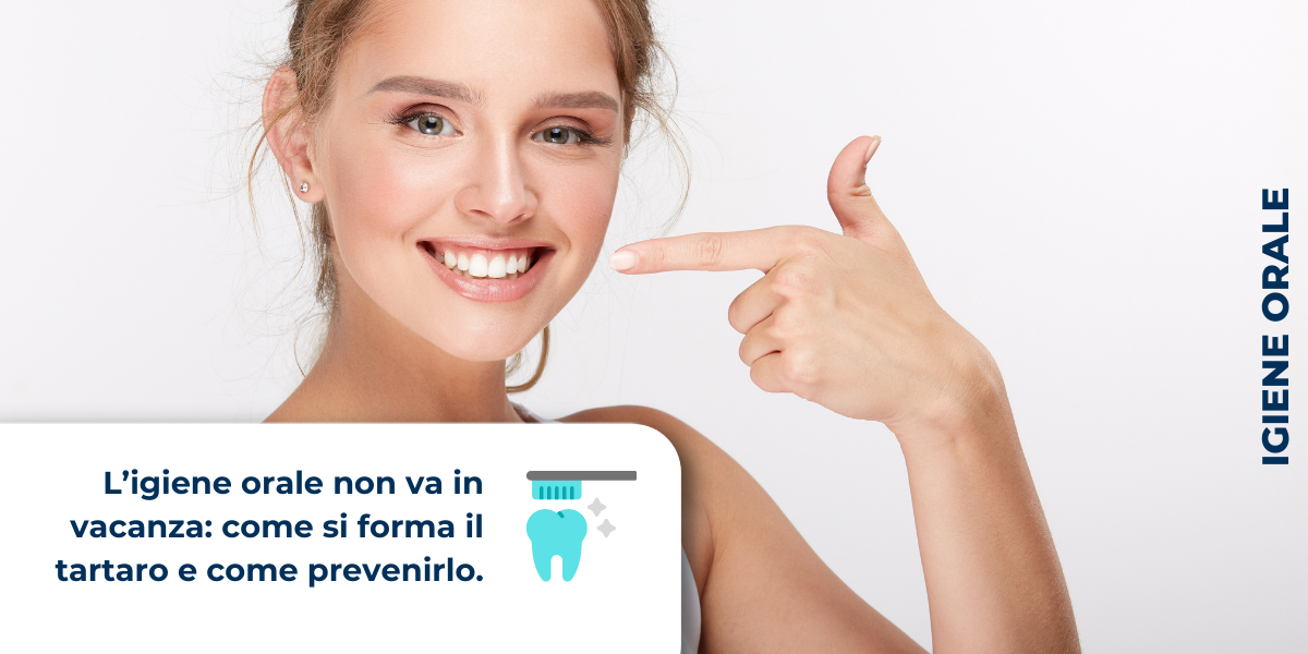 Donna che previene il tartaro e sorride