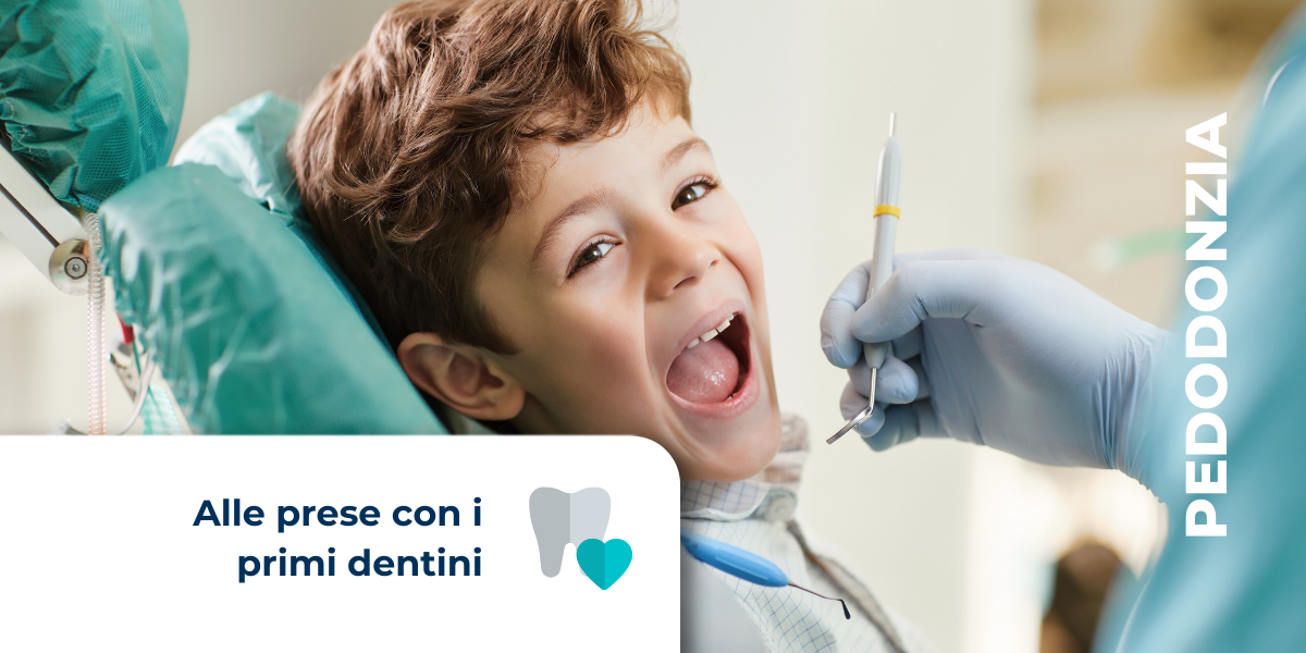 Ambino che effettua un controllo dei dentini