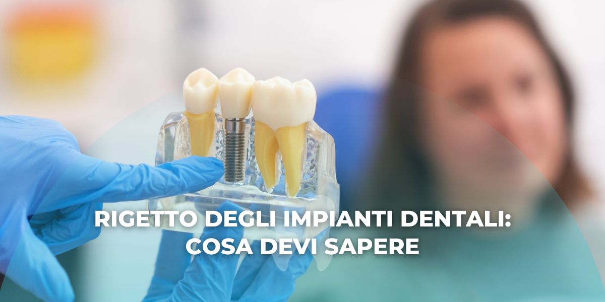 Dentista che spiega al paziente che cos'è un rigetto impianto dentale