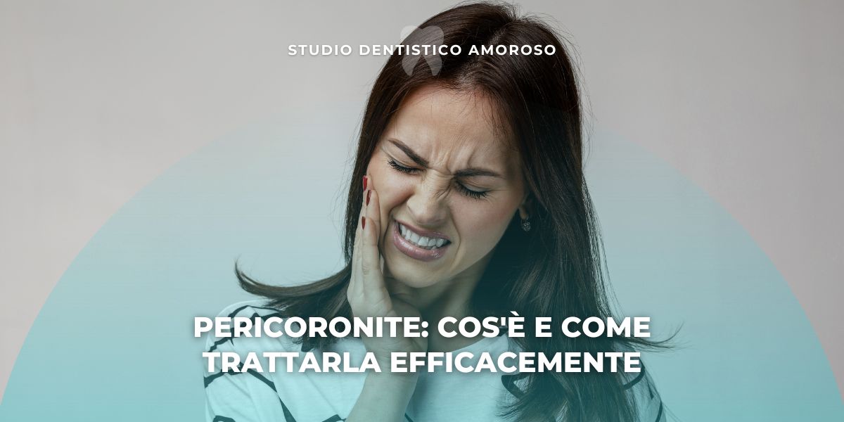Donna con pericoronite e sintomi di come la febbre.