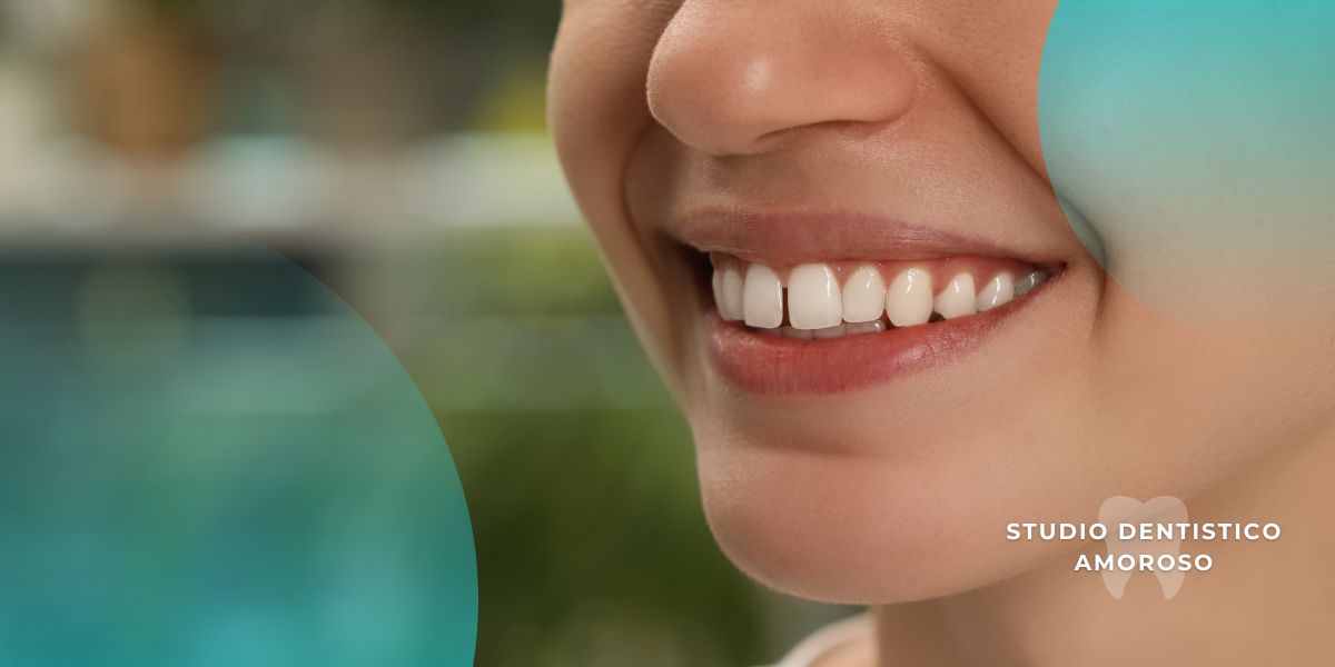 Ragazza che sorridere con diastema dentale