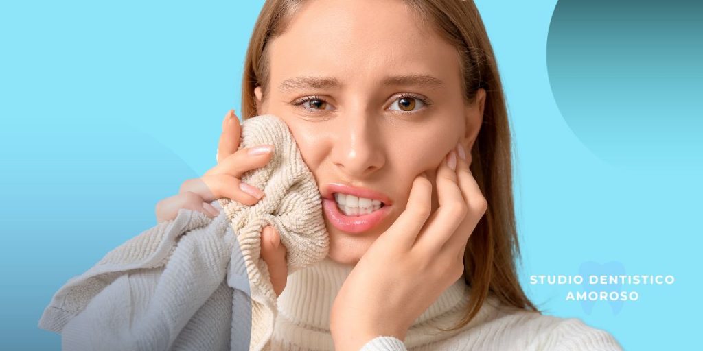 Rimedi per il mal di denti: come alleviare il dolore e quando rivolgersi al dentista Donna che rimedia al male ai denti con degli impacchi freddi