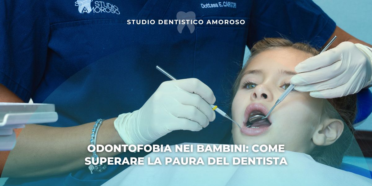 Dentista che visita una bambina durante un controllo odontoiatrico, rappresentando il tema dell’odontofobia nei bambini.