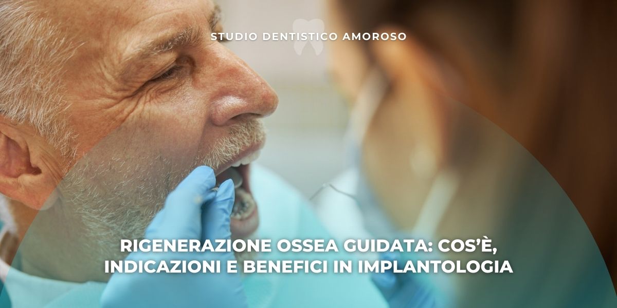 Paziente durante una visita odontoiatrica per rigenerazione ossea guidata in ambito implantologico presso uno studio dentistico.